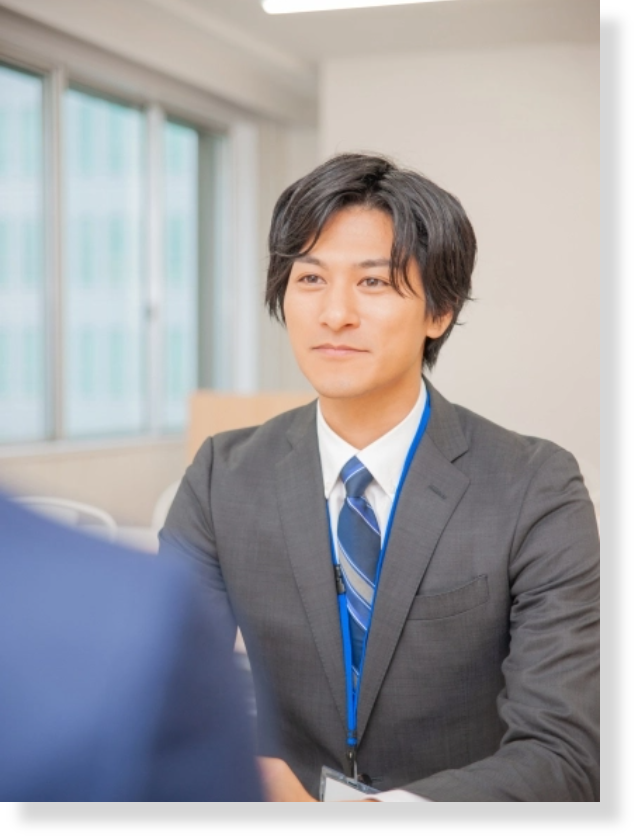 インタビューを受ける男性