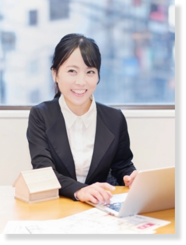 インタビューを受ける女性