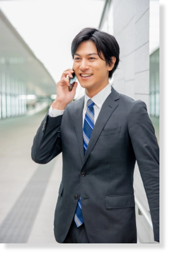 電話をしている男性